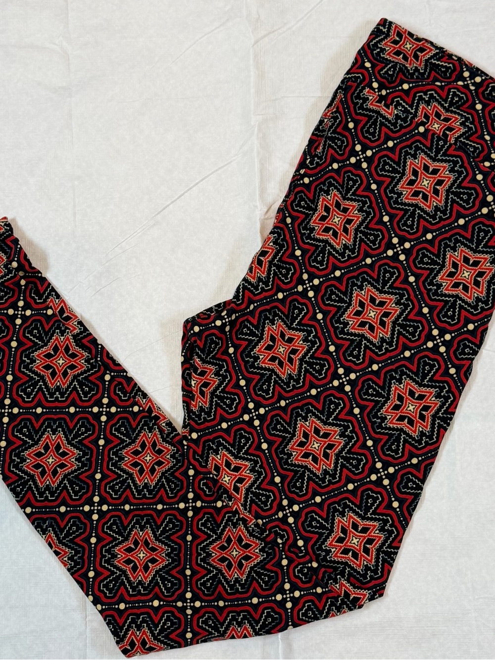 Women’s Lularoe Black and Red Patterned leggings,Tall & Curvy